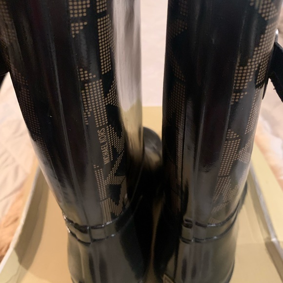 MICHAEL KORS BLACK RAIN BOOT. - Picture 2 of 5